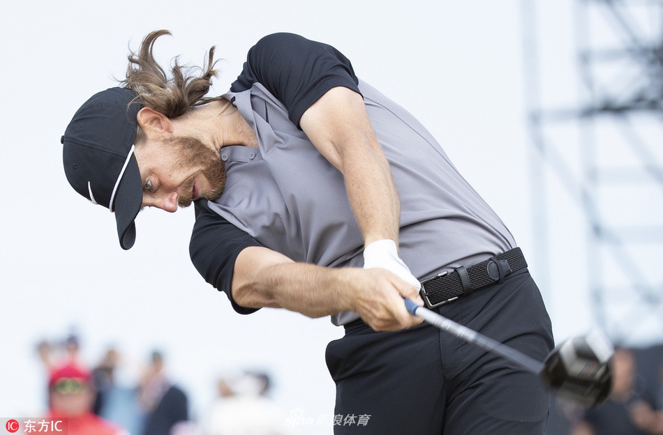 乔丹·斯皮思在卡诺斯蒂著名的第18洞‘霍根小径’旁审慎观察球路，海风吹动了他的衣角。