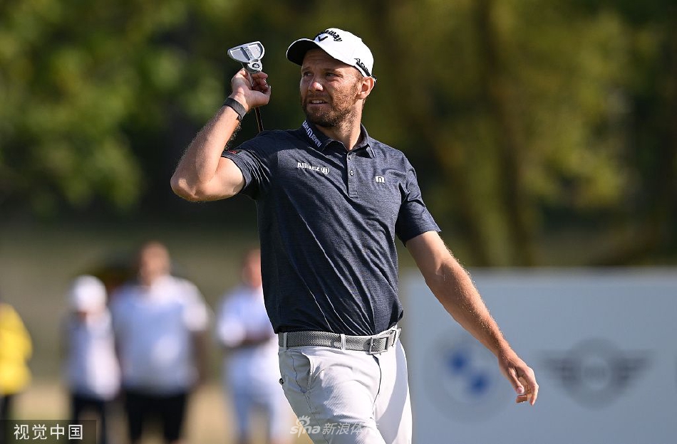 托马斯·皮特斯大力开球，身体充分扭转，球杆挥出完美弧线，展现出高尔夫运动的力量之美