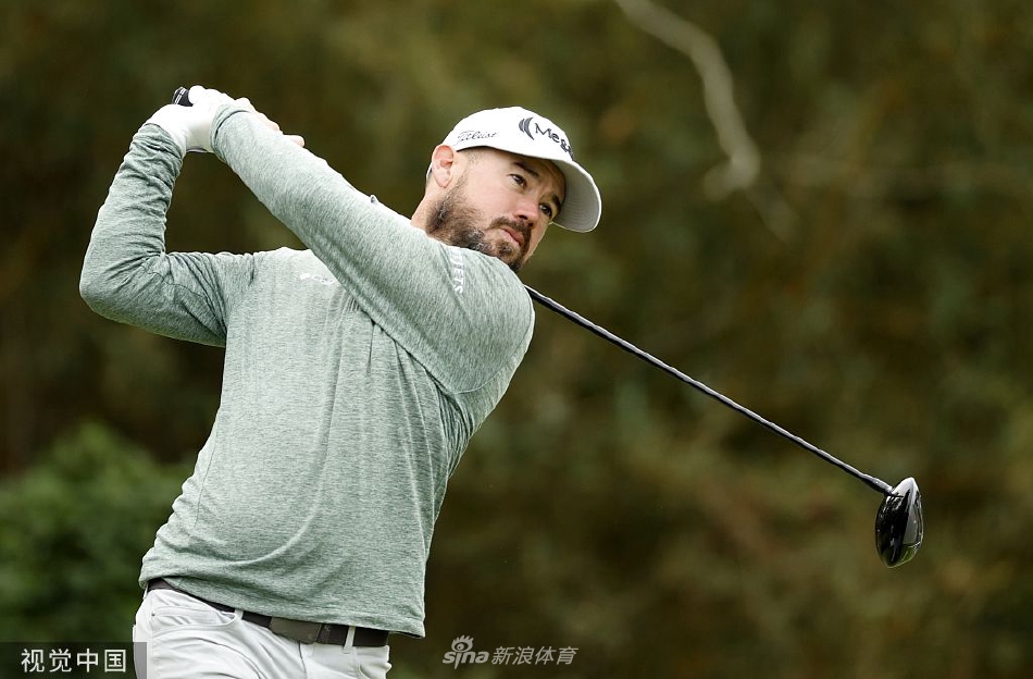 拉夫三世为冠军斯文森颁发奖杯,两代球员之间完成荣誉的交接