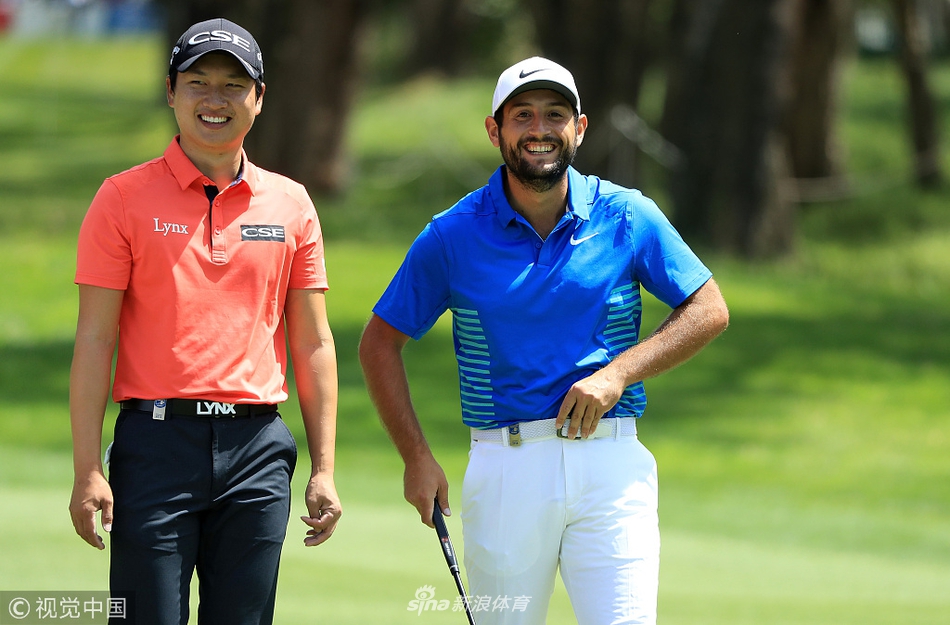 韩国球员王情训在球道上专注准备击球，背景是摩洛哥独特的赛场风光