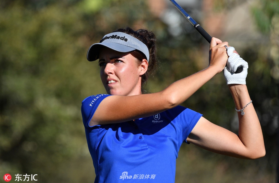 莫莉娅沙坑救球瞬间，沙粒飞扬，球员目光坚定追随空中小球