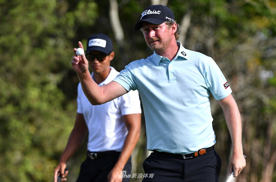 哈丁在决赛轮中优雅挥杆，白色 polo 衫与翠绿球道形成鲜明对比，动作流畅而充满力量。