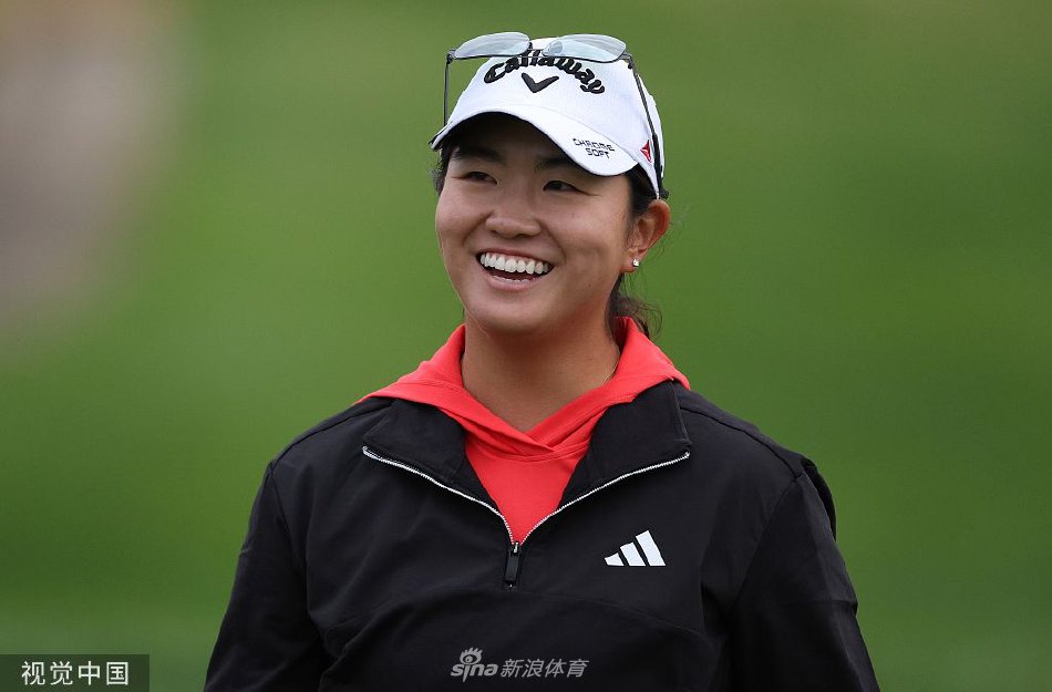 张斯洋与家人和团队在颁奖典礼后紧紧相拥，喜悦与泪水交织，这是属于整个团队奋斗多年的荣耀时刻。