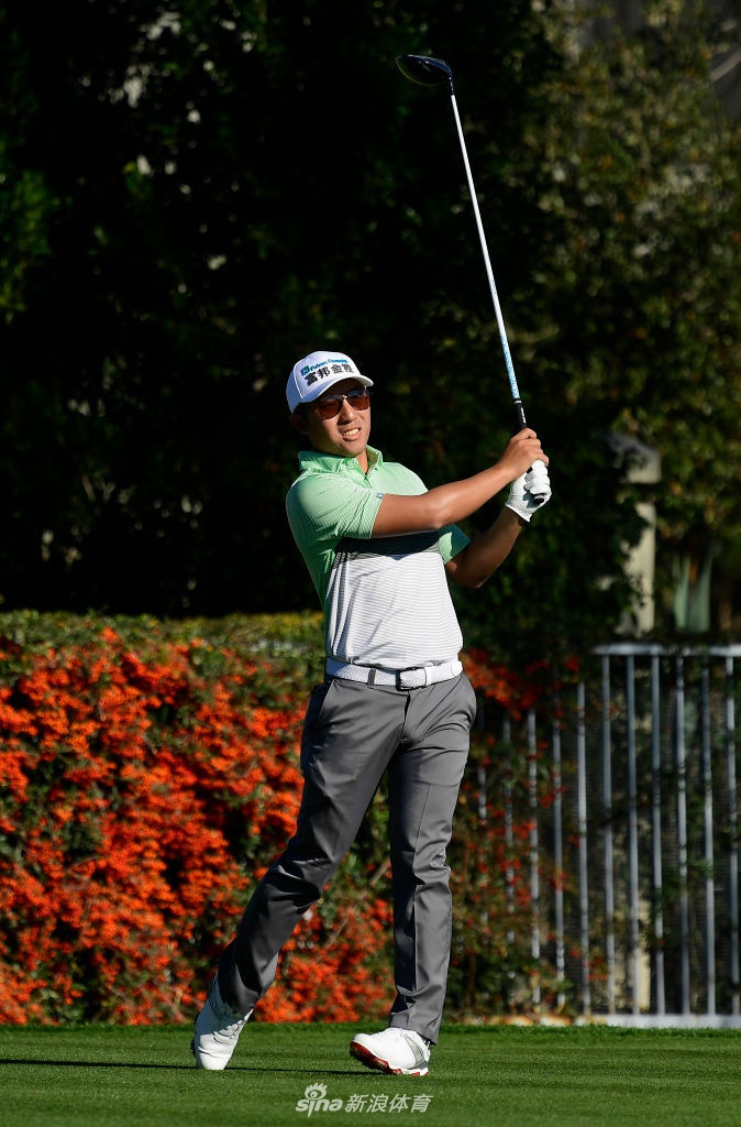 第16洞果岭瞬间陷入疯狂,饮料罐与欢呼声齐飞,球员在人群中穿行,完美诠释了凤凰城公开赛独一无二的派对氛围。