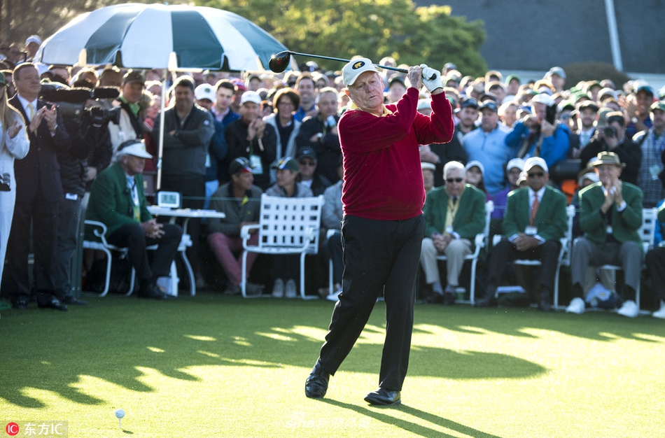 普莱尔挥杆动作一气呵成,黑色的身影在奥古斯塔翠绿球道的映衬下显得格外庄重。