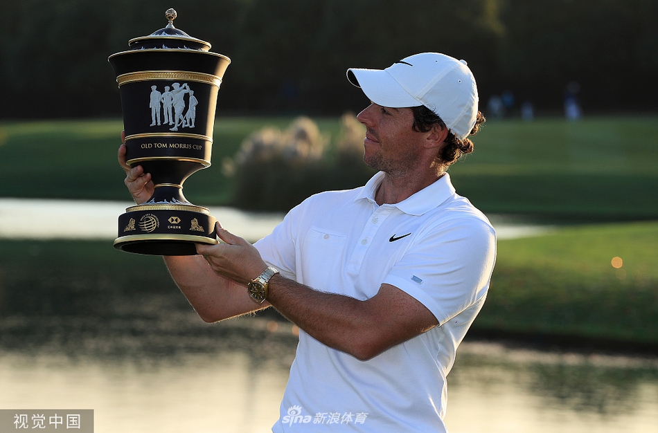 延长赛中麦克罗伊挥出关键一记铁杆,小球在空中划出完美弧线飞向果岭