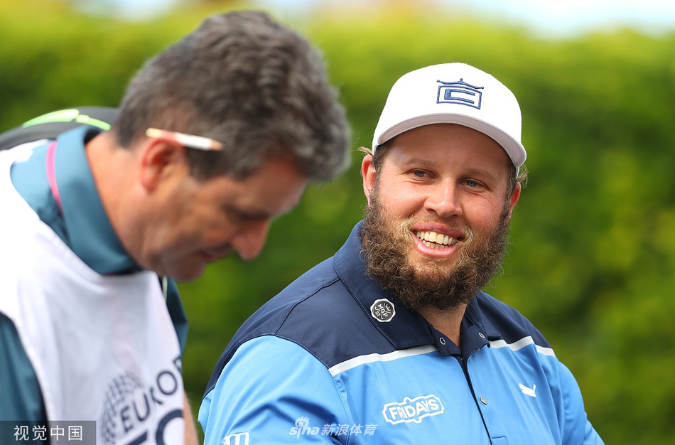 英格兰选手安德鲁·约翰斯顿在球道沙坑中完成一次漂亮的救球,神情专注。