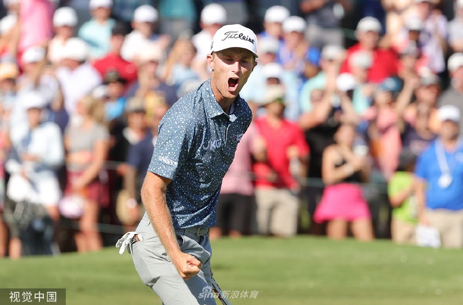 延长赛中，扎拉托尔斯凝神注视小白球，准备击出关键一杆，背景里观众屏息以待，现场气氛紧张到近乎凝固。