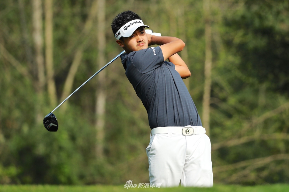 球员在沙坑中救球，沙粒飞扬，动作流畅而有力，展现了高超的短杆技巧和临场应变能力。