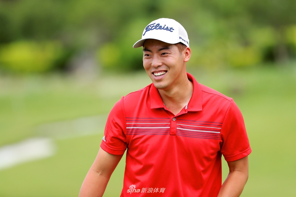 球手优雅挥杆，白色小球在空中划出完美抛物线飞向远方