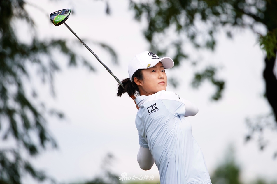 比赛激烈进行，选手在长草区冷静观察球位，谋划下一杆进攻策略