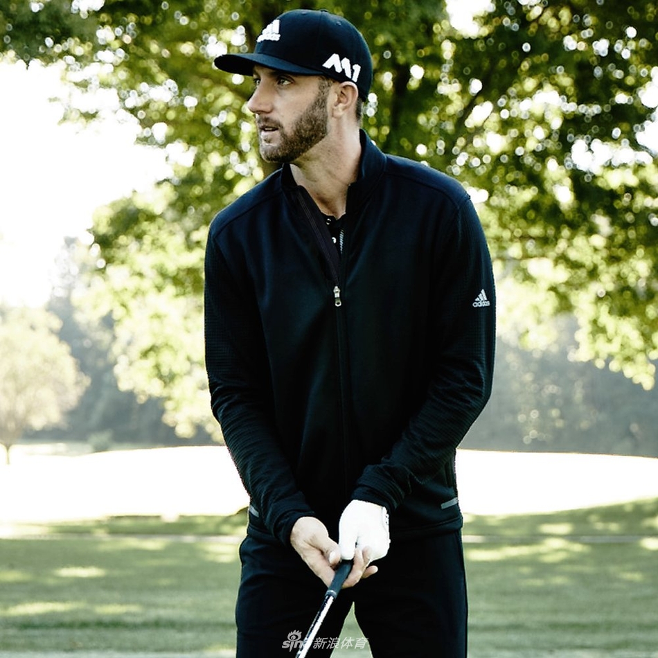 达斯汀·约翰逊面部特写,帽檐下的目光深邃专注,光线从侧面打来,凸显其鼻梁与颧骨的锋利线条