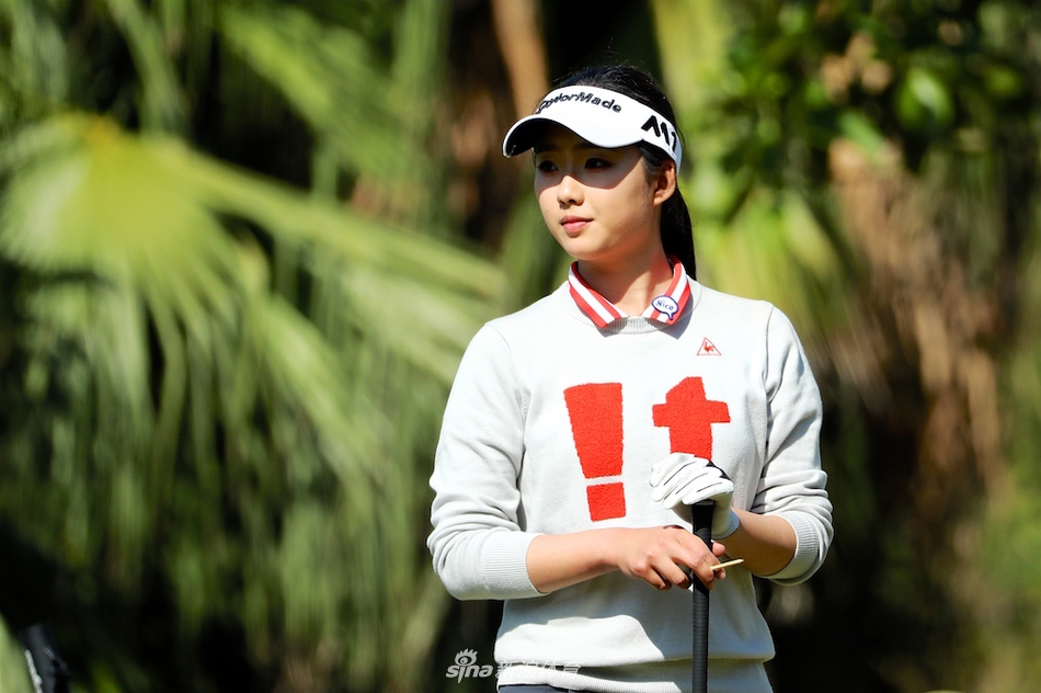 小球员在沙坑中冷静救球，扬起细沙划出挑战与希望的弧线