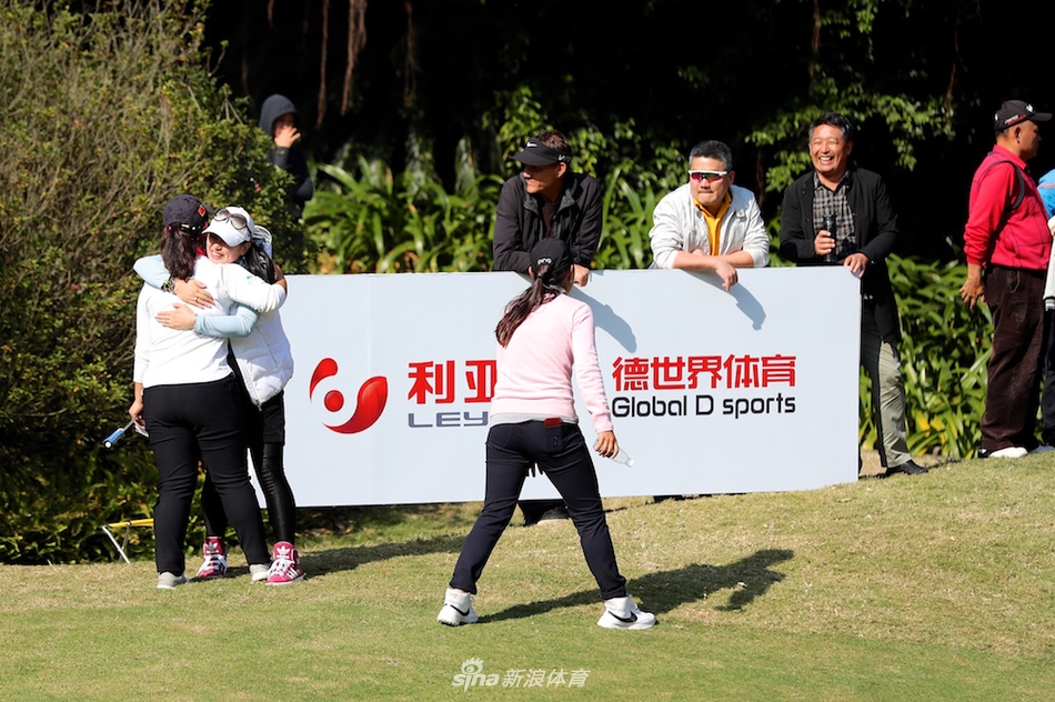 熊天翼全力开球瞬间，身体扭转成完美弧线，白色小球如流星划破苍穹