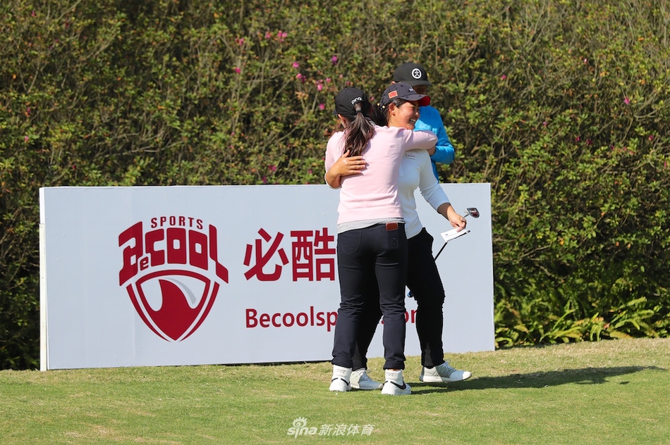 殷若宁在果岭边半蹲观察地形，阳光穿过她额前碎发映出金色光晕