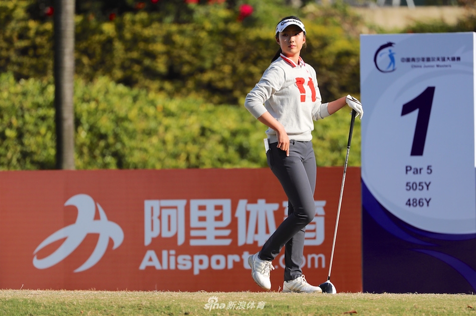 教练与小球员并肩观察球场，传承在指导与聆听中悄然发生