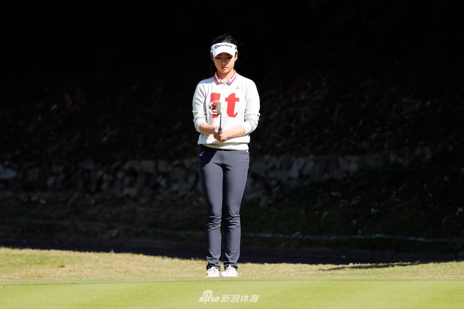 比赛间隙小选手轻松交流，青春的笑容在绿茵场上绽放