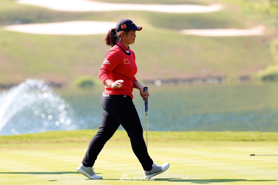 王嘉怡优雅完成推杆动作，白色球帽下专注的目光锁定滚动的白球