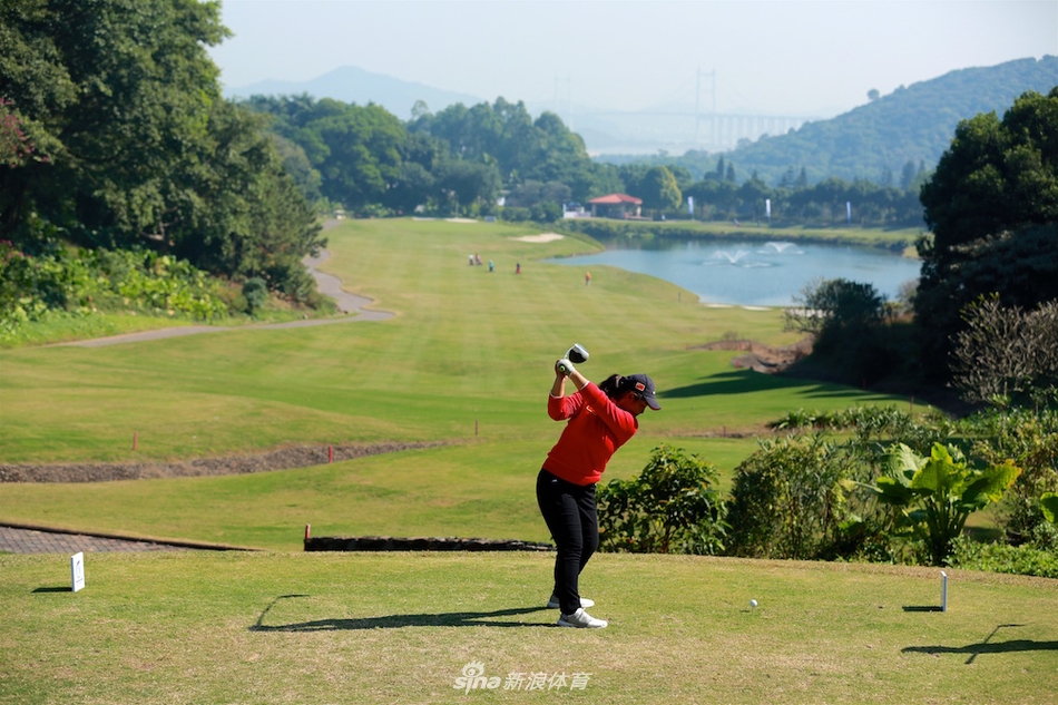 谢千童在黄昏中练习切球，金色余晖为他年轻的身影勾勒出温暖轮廓