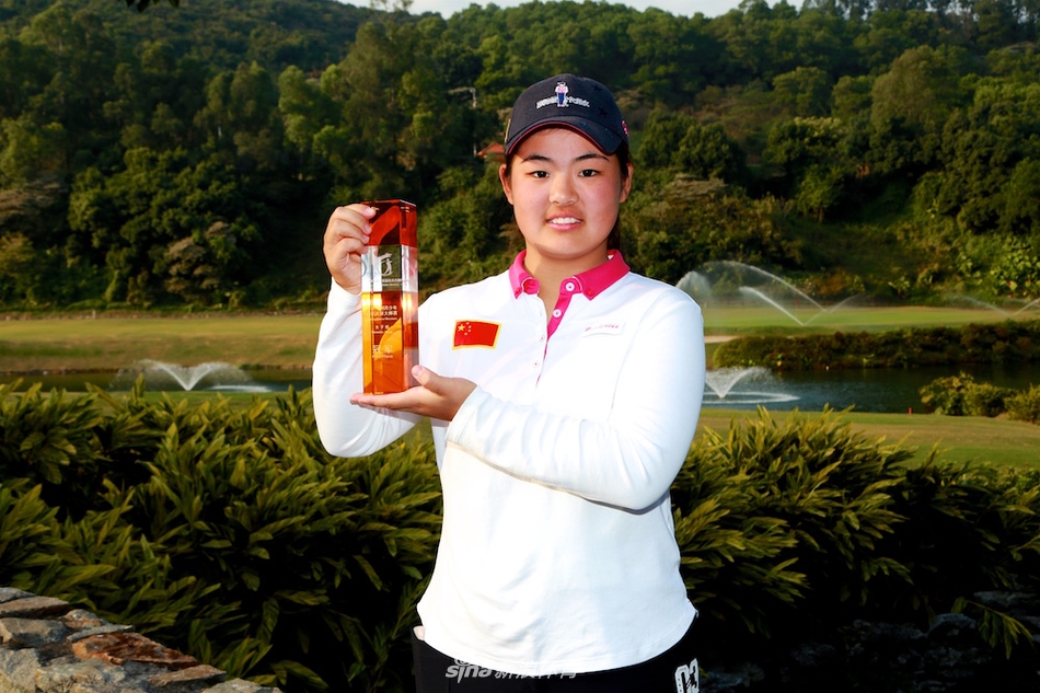 颁奖台上少年们并肩捧杯，笑容灿烂如南沙冬日的阳光，身后旗帜飘扬