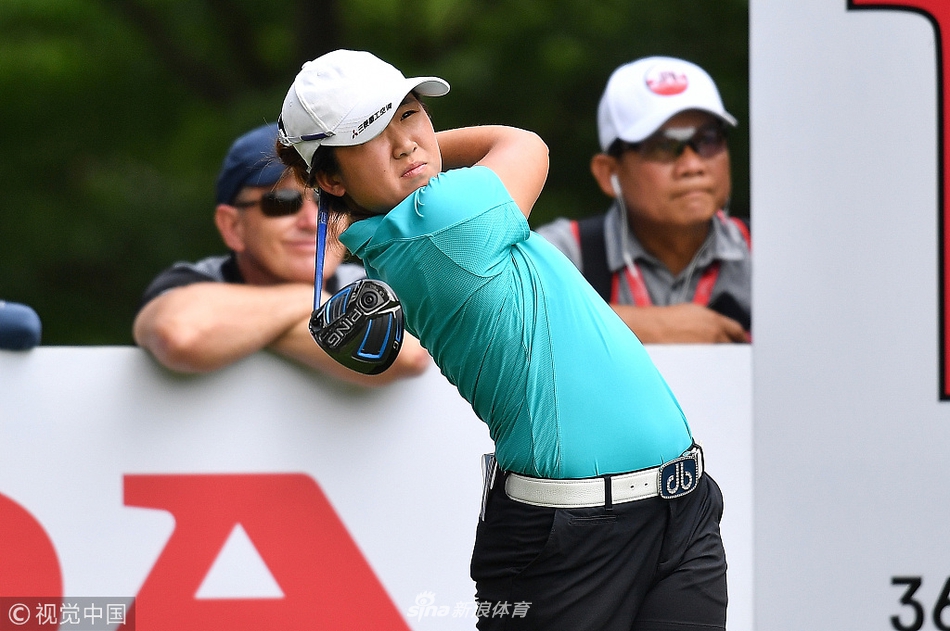 魏圣美在阳光下完成潇洒收杆，身姿舒展，笑容如阳光般灿烂动人。