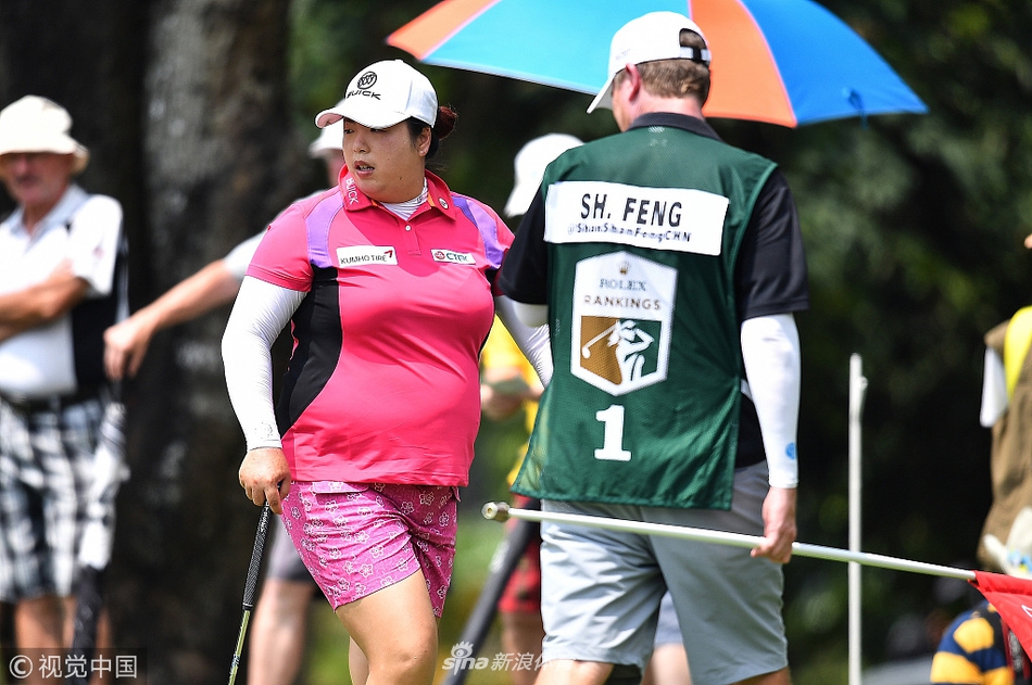 冯珊珊凝神注视果岭，正在评估关键推杆路线，神情专注而自信。