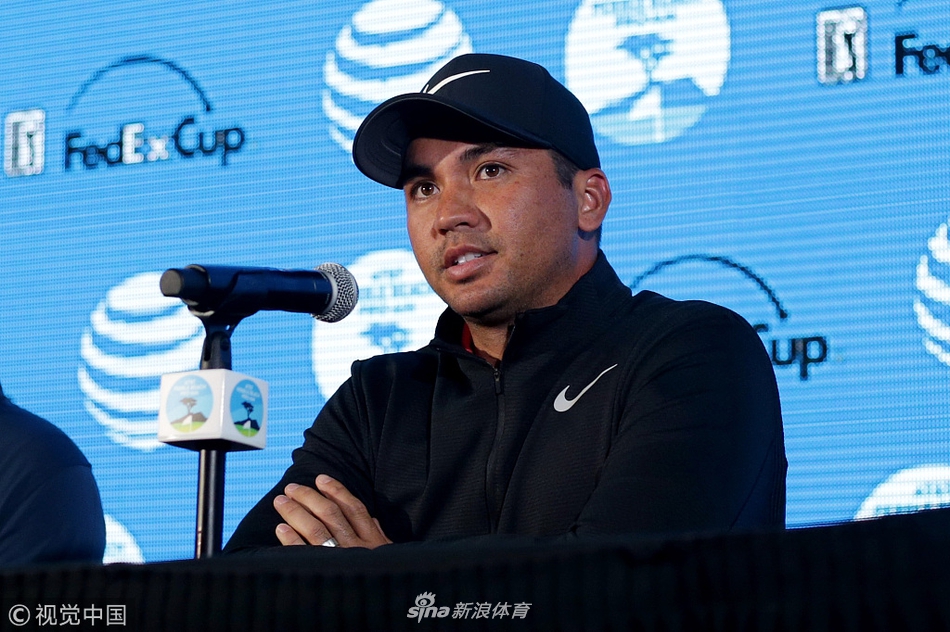 乔丹·斯皮思在练习轮中凝视球道，海风拂过他的面庞，眼神中充满对胜利的渴望