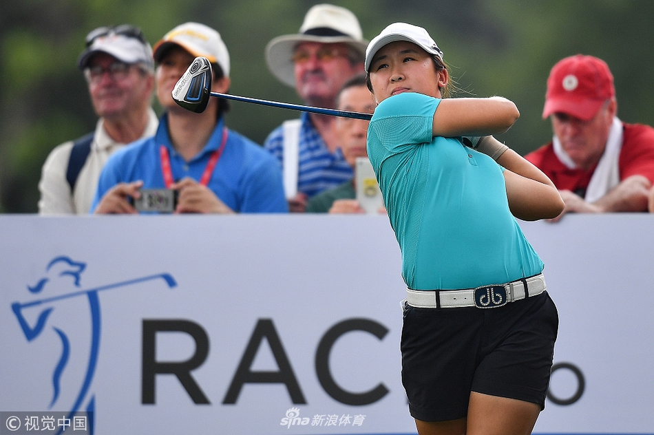 澳大利亚一姐李旻智在观众注视下从容推杆，赛场氛围紧张而热烈。