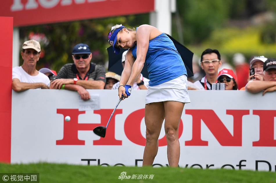 朴城炫在果岭边细致观察坡度，为切杆做最后准备，展现出世界级球星的严谨。