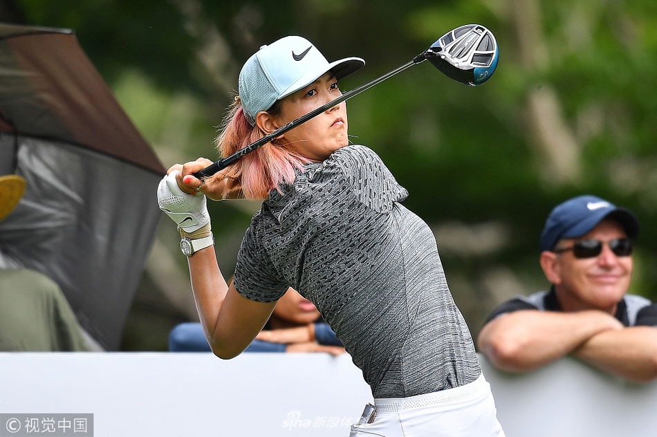 阎菁在球道中段进行精准的铁杆攻果岭，动作流畅稳定，目光紧锁目标。