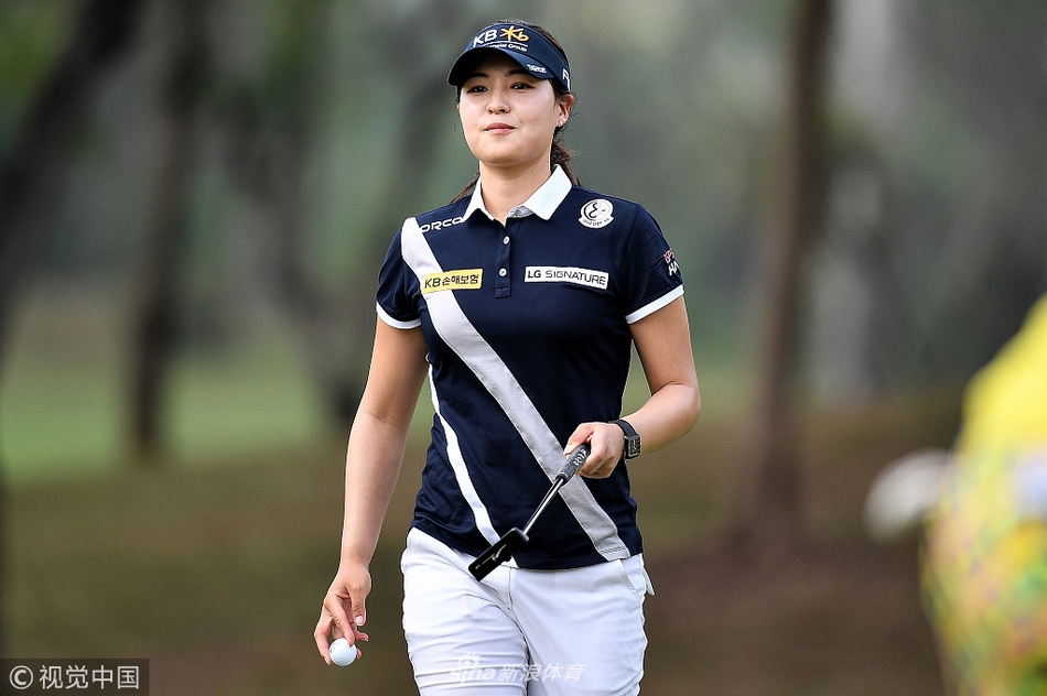 田仁智在沙坑中优雅救球，沙粒飞扬间姿态从容，展现出高超的短杆技巧。