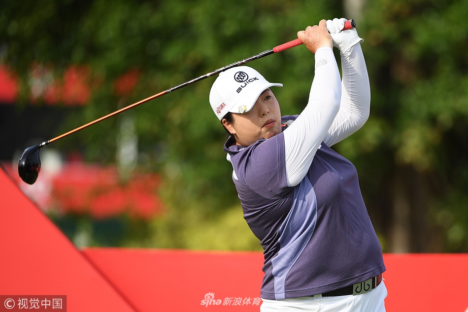 中国名将冯珊珊在记者会上分享新赛季目标，神情专注而充满自信。