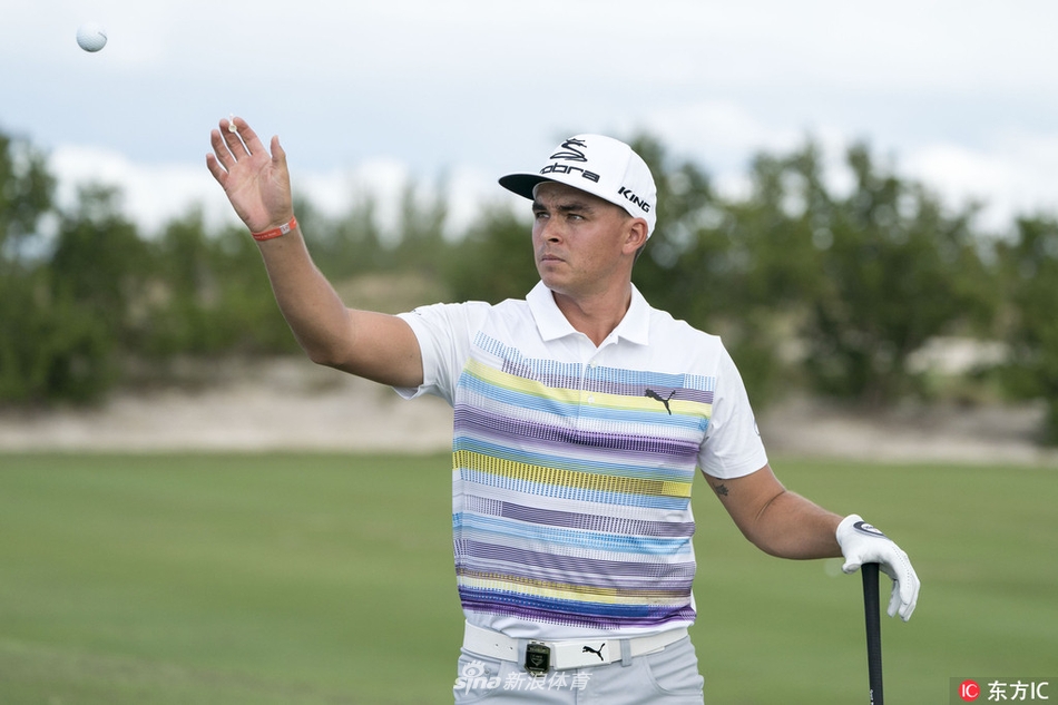 世界挑战赛练习场全景，众多球星点缀在绿茵场上，氛围热烈