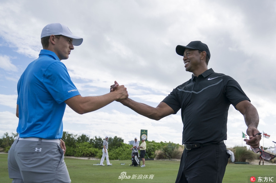 卫冕冠军松山英树在练习轮中沉稳挥杆，目光坚定地望着球飞出的方向