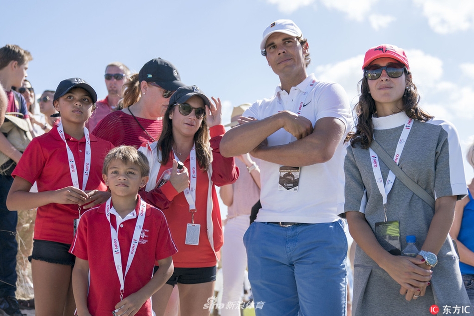 纳达尔与伍兹家人一同观赛,神情专注地望着赛场方向