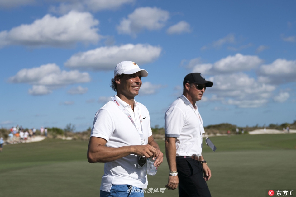 纳达尔站在绿意盎然的高尔夫球场上,与周围观众一起眺望比赛