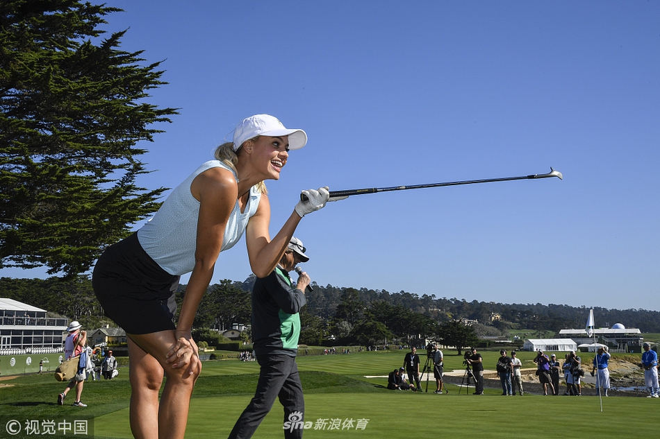 超模凯莉·罗尔巴赫在球场边嫣然一笑，与背景中的蒙特雷松林相映成趣