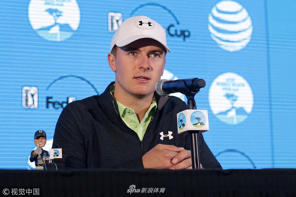 喜剧明星比尔·默 Murray穿着炫目的彩色花裤，在球场边开怀大笑，极具感染力