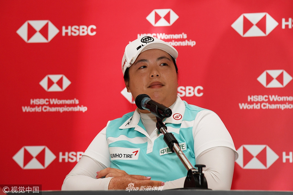 美国名将莱克西·汤普森在练习果岭上专注推杆，为大赛做精细调整。