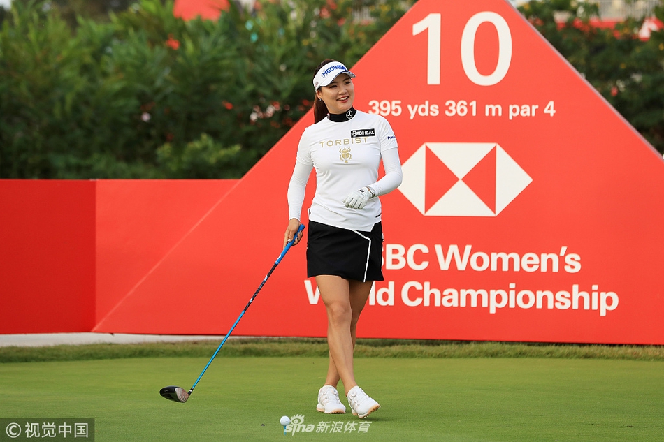 圣淘沙球场风景如画，绿草如茵，为世界级赛事提供了完美的舞台。