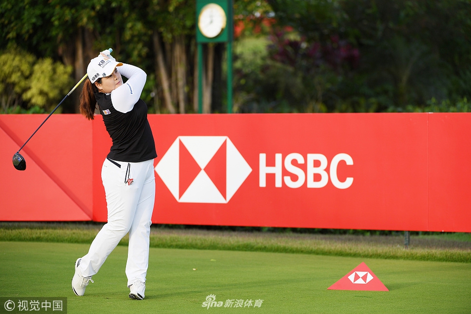 冯珊珊在练习间隙展现活泼可爱的一面，与赛场上的专注形成鲜明对比。