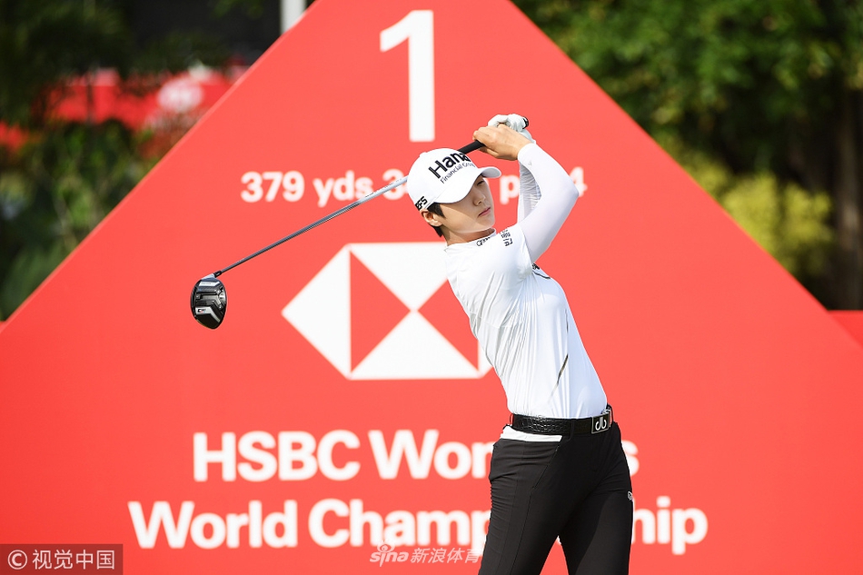 韩国名将柳箫然在轻松的氛围中热身，脸上洋溢着从容的微笑。