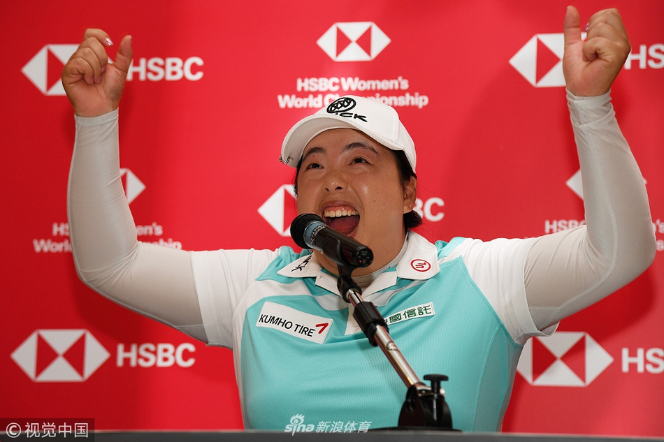 韩国实力新星朴城炫在练习轮中认真进行击球准备，目光坚定。