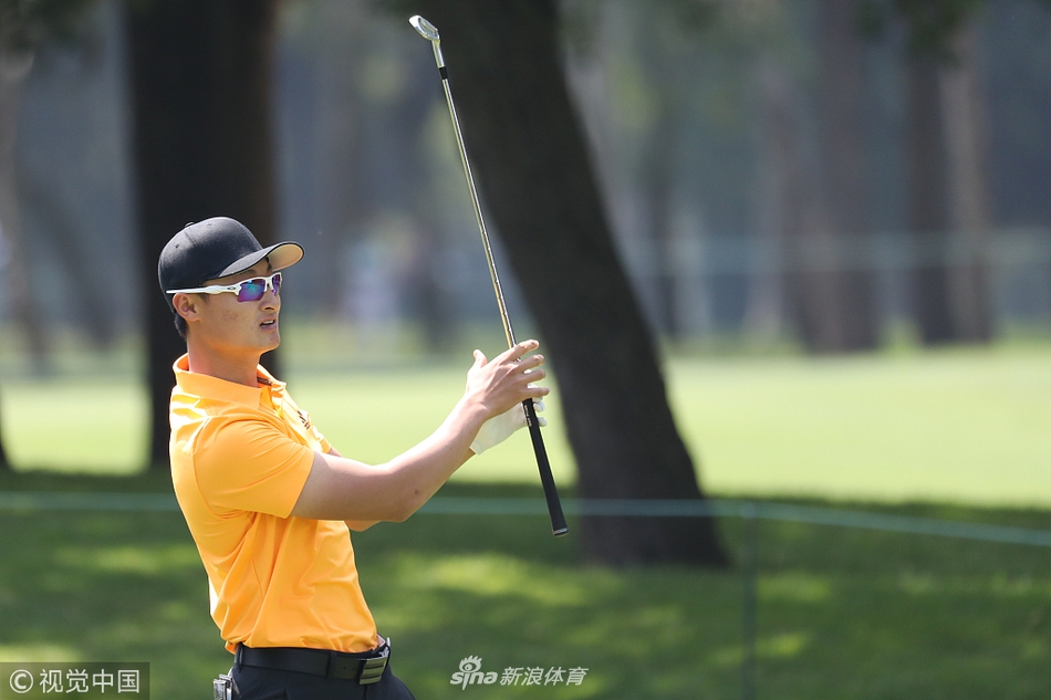 李昊桐在查普特佩克高尔夫俱乐部认真观察果岭线路,准备推杆。