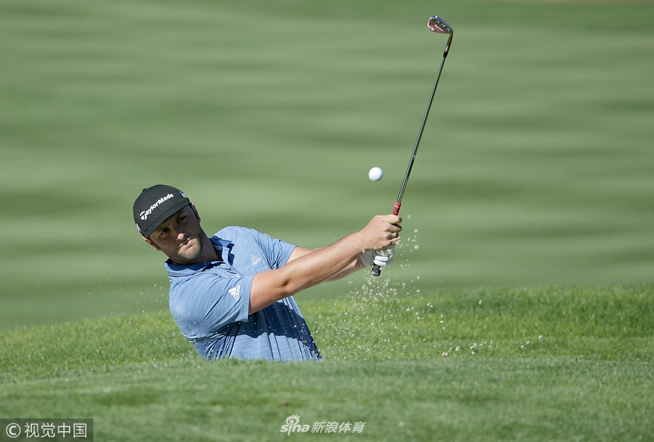 简森·戴伊在练习场上完成一次标准流畅的收杆，身姿挺拔如松