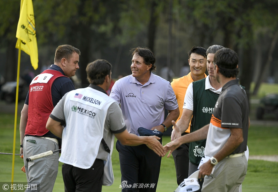 西班牙名将加西亚戴着标志性手套,在墨西哥阳光下专注挥杆。