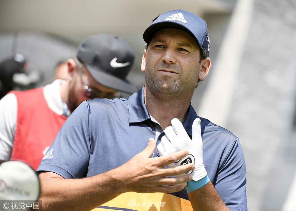 领先者路易斯·乌修仁在15号洞果岭旁,为自己精彩的老鹰球露出笑容。