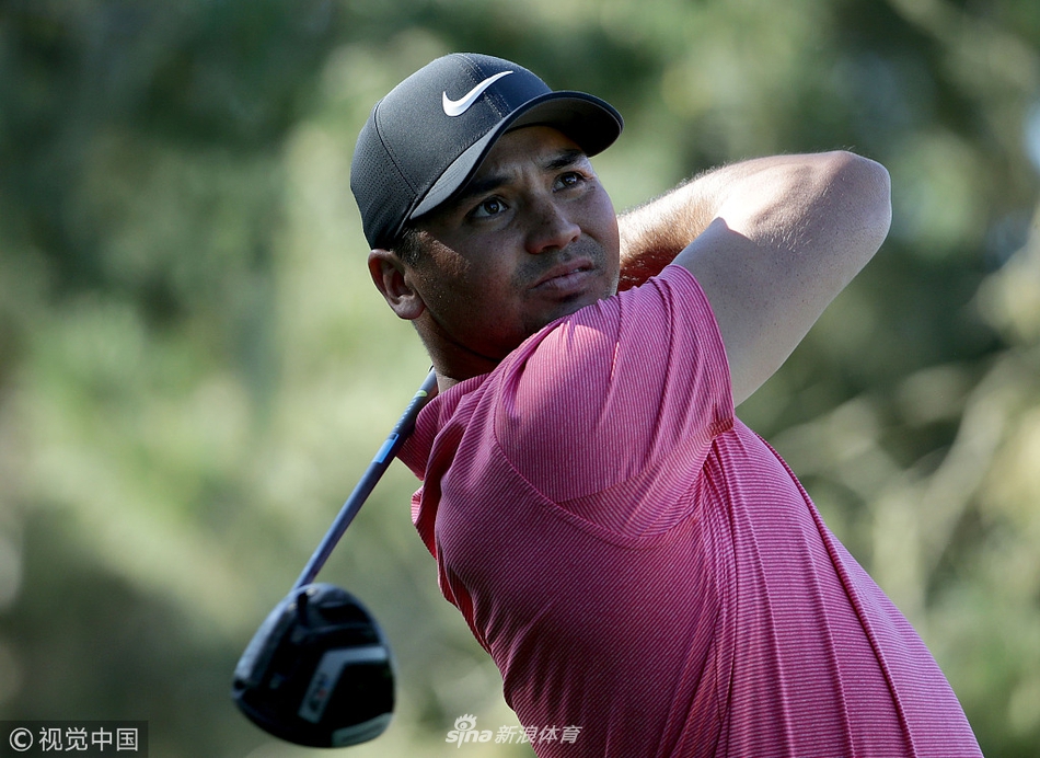 琼·拉姆在壮丽的太平洋海岸背景下进行沙坑击球练习，动作充满力量感