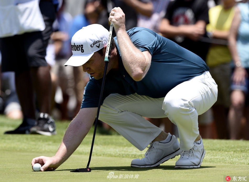 法国球手阿德里安-萨迪尔在果岭边进行切杆准备，神情专注地计算着球的落点与滚动