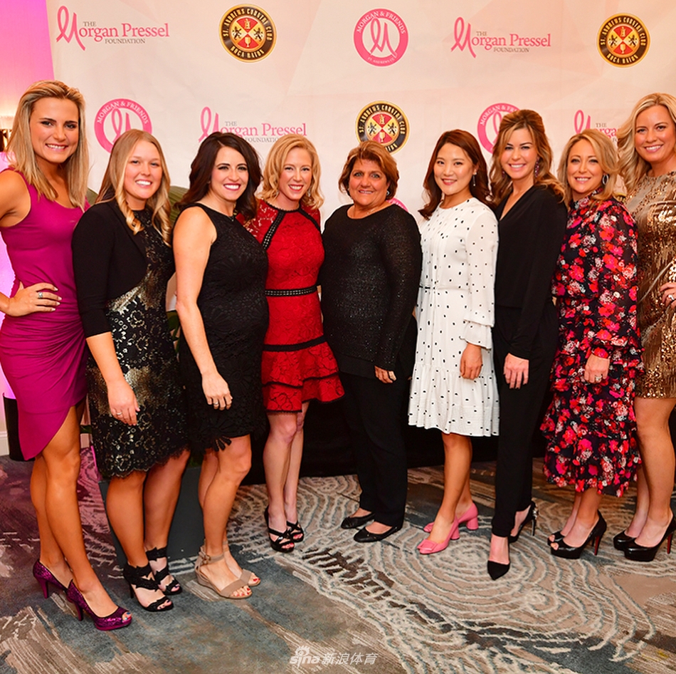 韩国名将柳箫然在练习果岭专注推杆，阳光洒在她的白色帽檐上，动作流畅而充满力量感